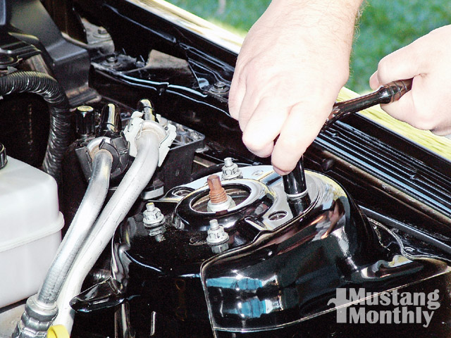 Mump_0909_03_ Install_strut_tower_brace Drive_ratchet
