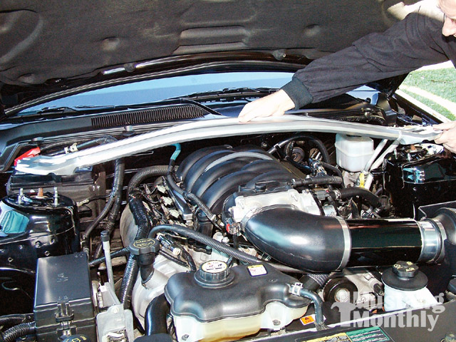 Mump_0909_05_ Install_strut_tower_brace Engine