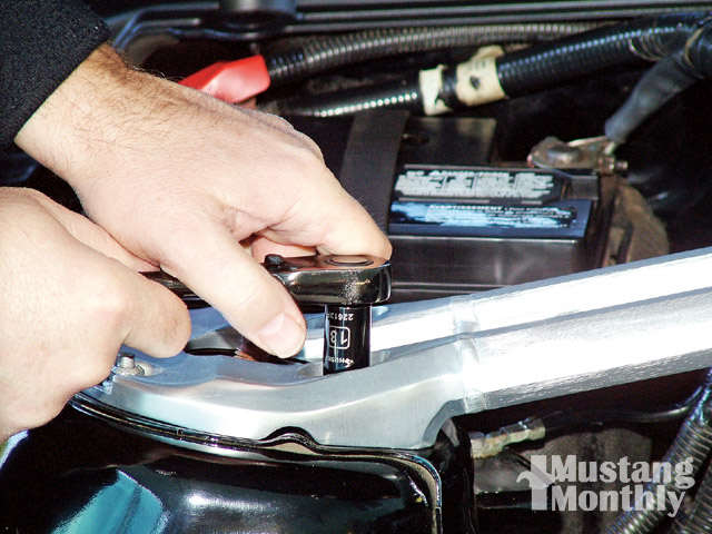 Mump_0909_07_ Install_strut_tower_brace Tighten_locknuts