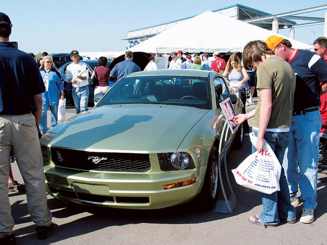 0408mm_46z 2005_Ford_Mustang Front_View_With_Crowd