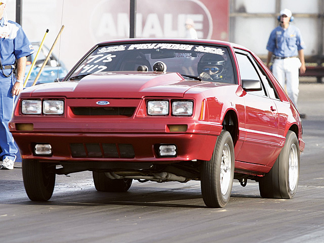 0412mm_08z 1986_Ford_Mustang_GT Front_View_At_Track