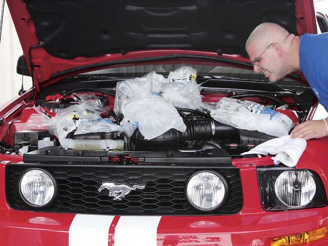0509mmfp_06z 2005_ford_mustang_roush Engine_bay