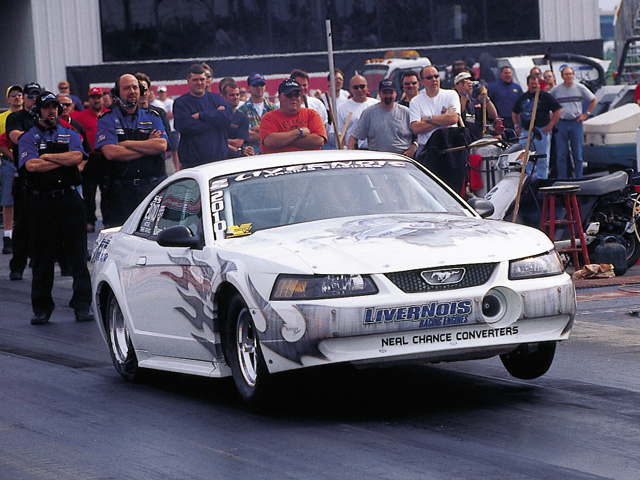 0310mm_08z Ford_Mustang Front_View_At_Track