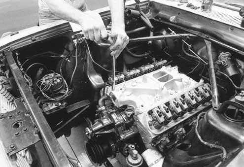 P41012_Large Ford_Mustang Full_Engine_bay_View