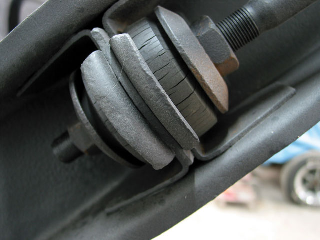 0603_mufp_03z Classic_ford_suspension Bushing_crack