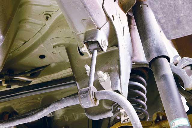 Mmfp_0806_watts_03_z S197_watts_link_rear_suspension_install Stock_sway_bar_mount